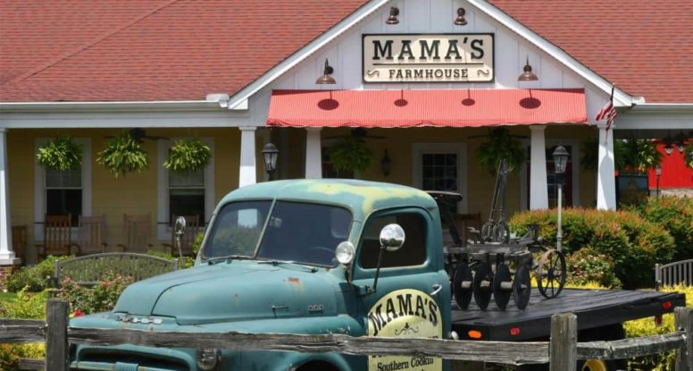 The exterior of Mama's Farmhouse restaurant in Pigeon Forge TN.